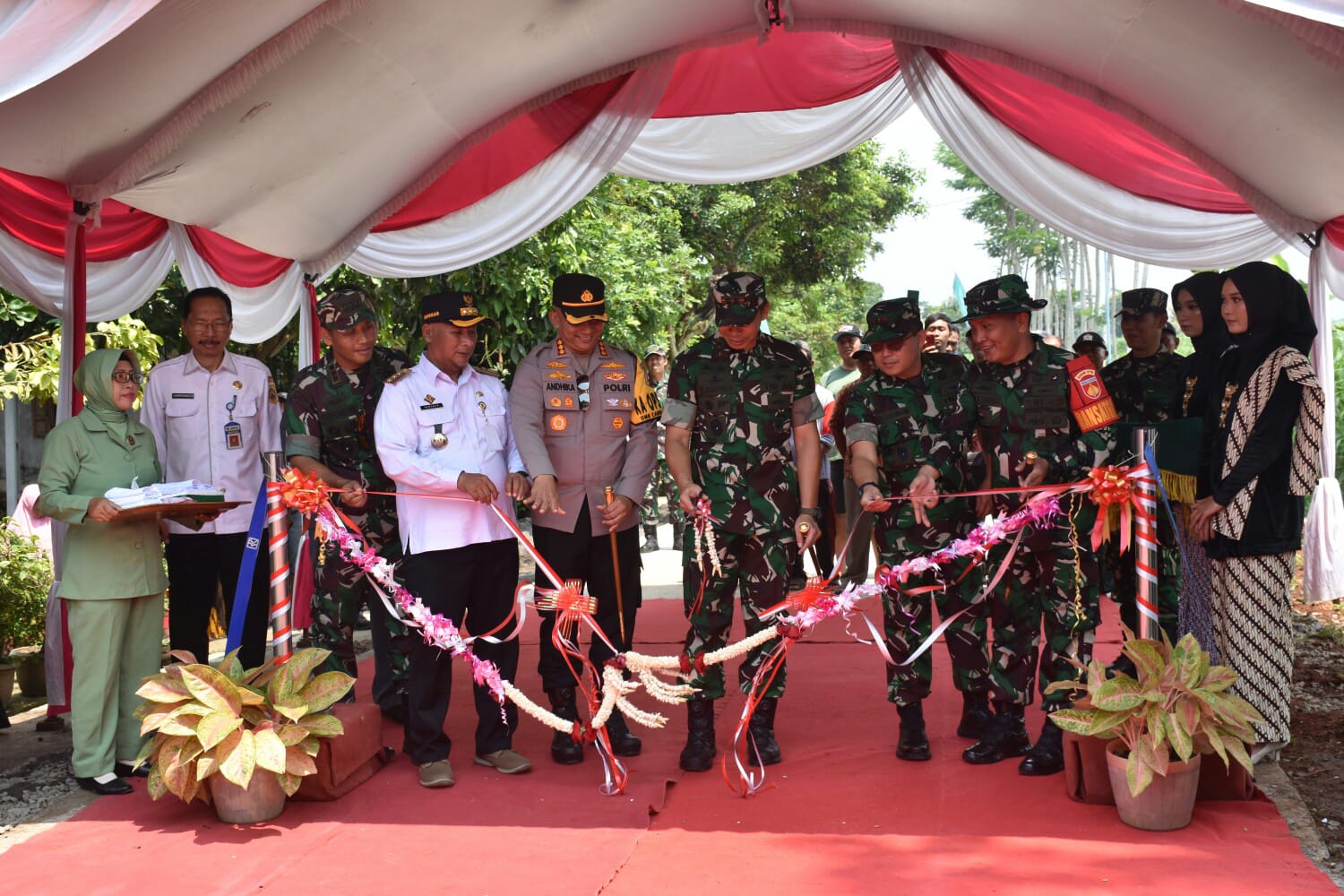 Danrem 073/Mkt Dampingi Pangdam IV/Dip Tutup TMMD di Kabupaten Pati
